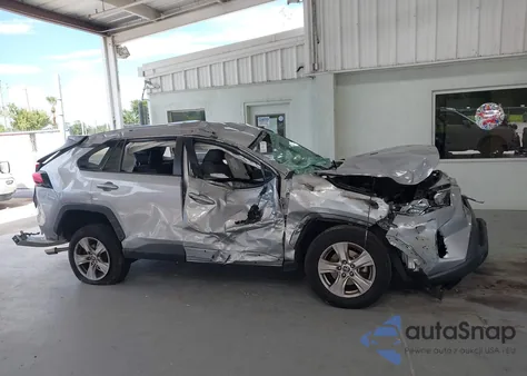 2021 Toyota Rav4 Xle z USA, uszkodzony, nr VIN 2T3W1RFV8MC124731